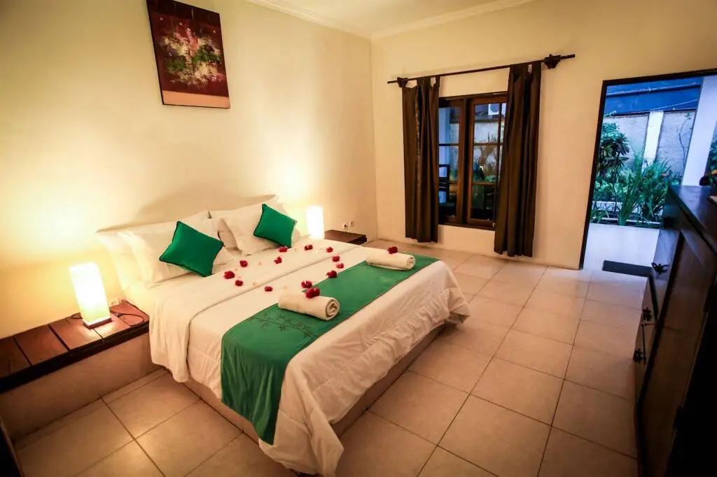 Гили Траванган: Tir Na Nog Hotel