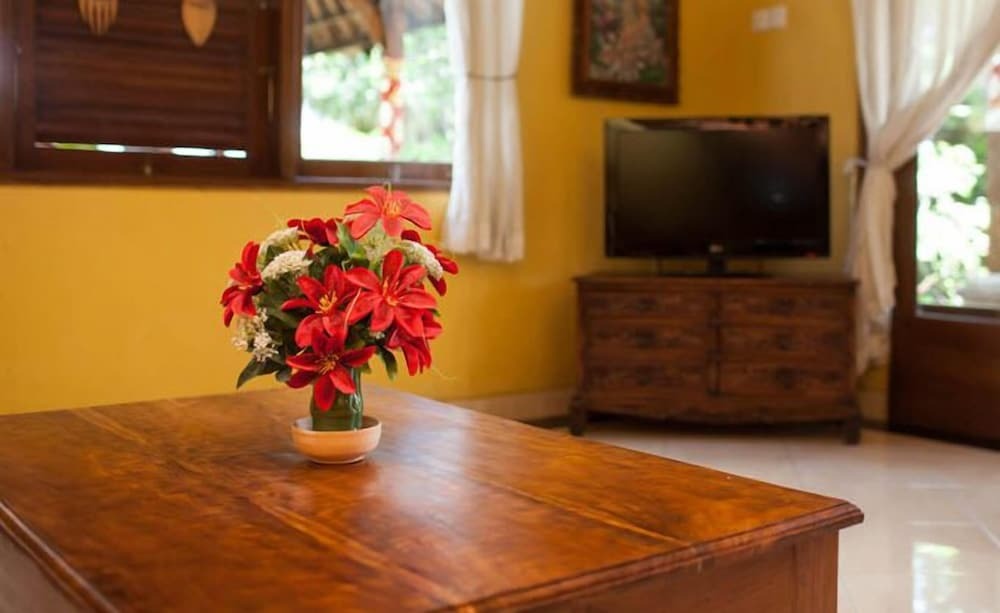 Сукавати: Batuan Villa