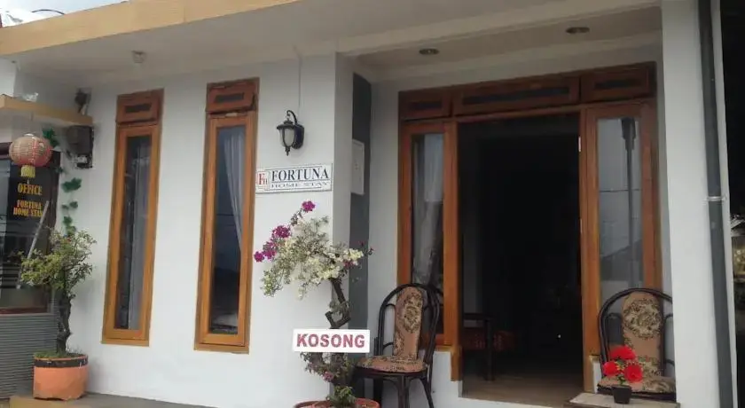 Бату: Fortuna Homestay