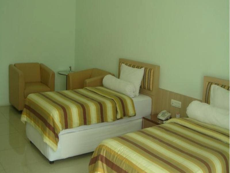 Джамби: Golden Harvest Hotel