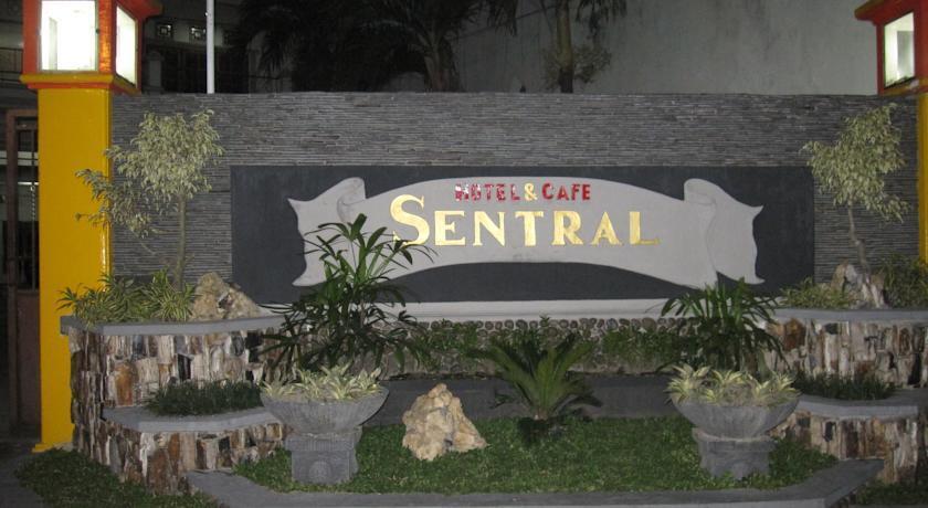 Кедири: Sentral Hotel & Cafe