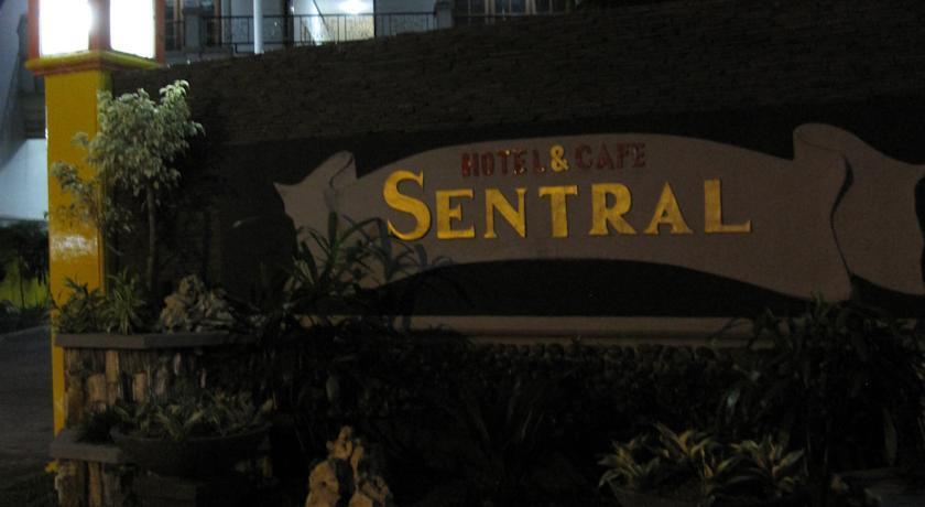 Кедири: Sentral Hotel & Cafe