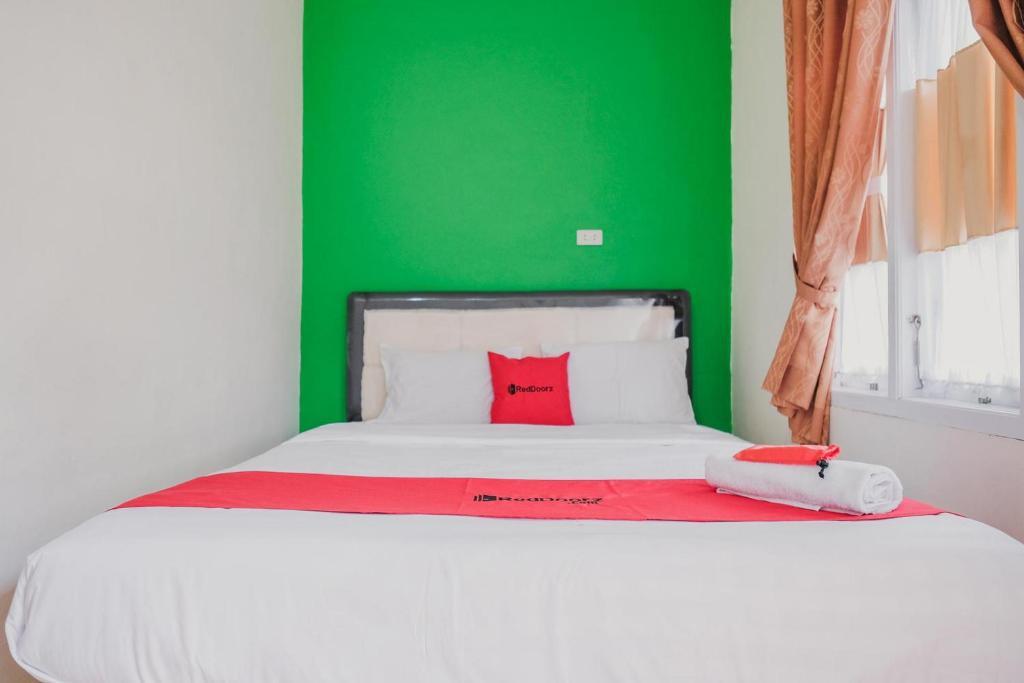 Лива: RedDoorz Syariah near Kebun Raya Liwa
