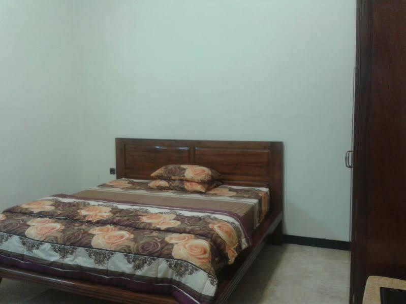 Депок: Halmahera Homestay