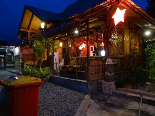 Букит Лаванг: Terimakasih Bar and Guesthouse