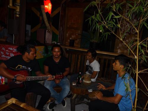 Букит Лаванг: Terimakasih Bar and Guesthouse