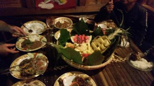 Букит Лаванг: Terimakasih Bar and Guesthouse