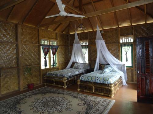 Букит Лаванг: Terimakasih Bar and Guesthouse
