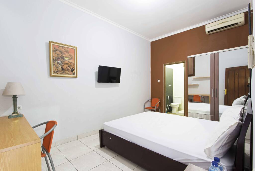 Джакарта: RedDoorz near Tebet Station