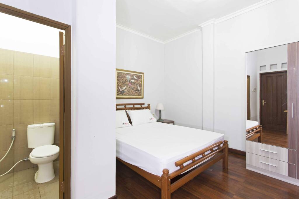 Джакарта: RedDoorz near Tebet Station