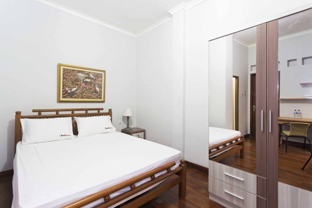 Джакарта: RedDoorz near Tebet Station