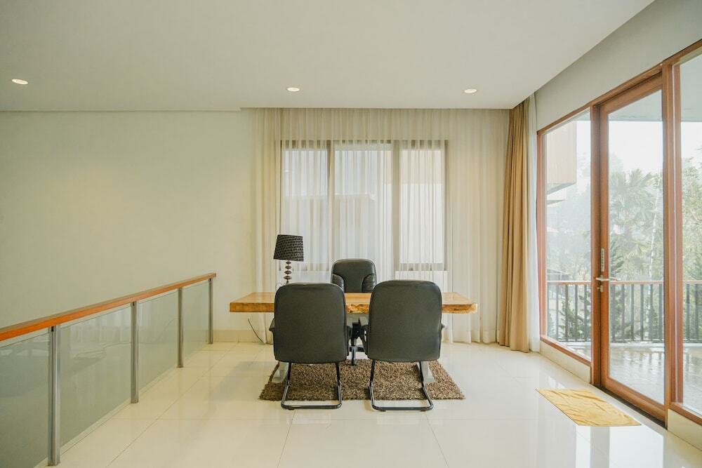 Бандунг: Ohara City View 5BR Villa Heated Pool and Billiard