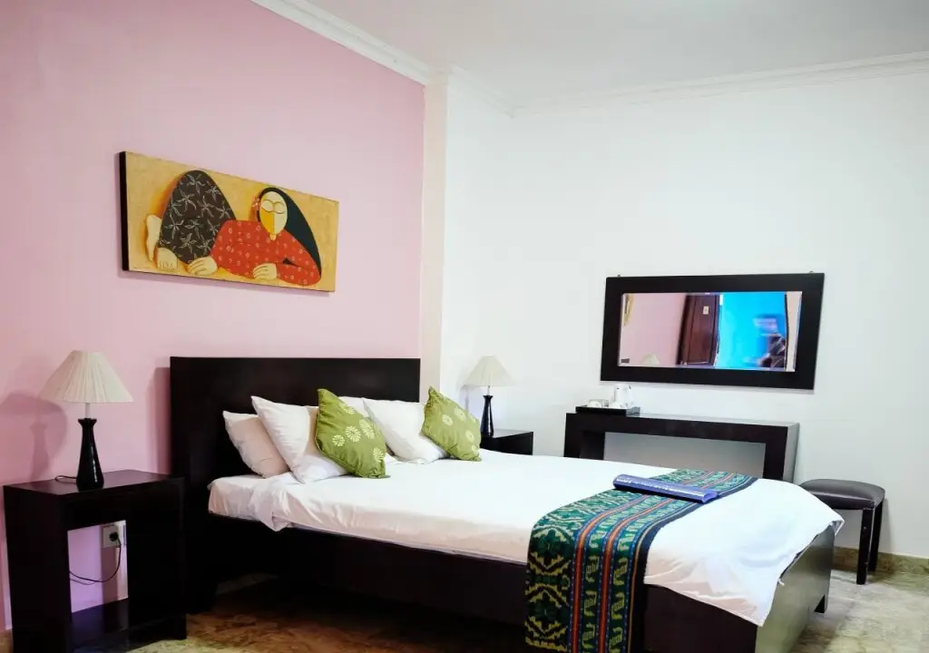 Беноа: Ellie's Hotel