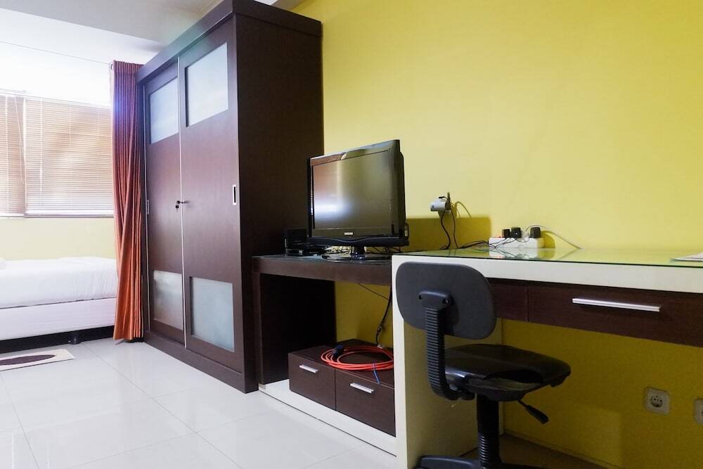 Сурабая: Comfy Studio at High Point Serviced Apartment By Travelio