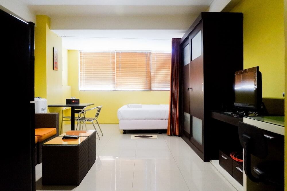 Сурабая: Comfy Studio at High Point Serviced Apartment By Travelio