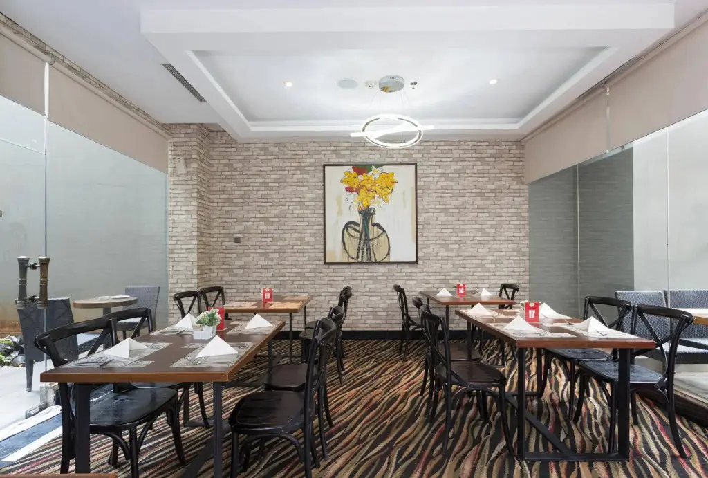 Джакарта: RedDoorz Plus near Blok M Square