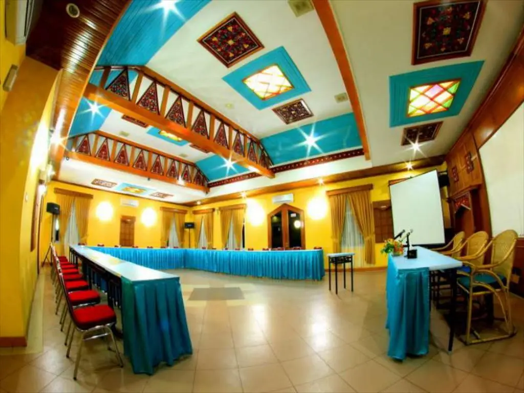 Букиттинги: Kharisma Hotel