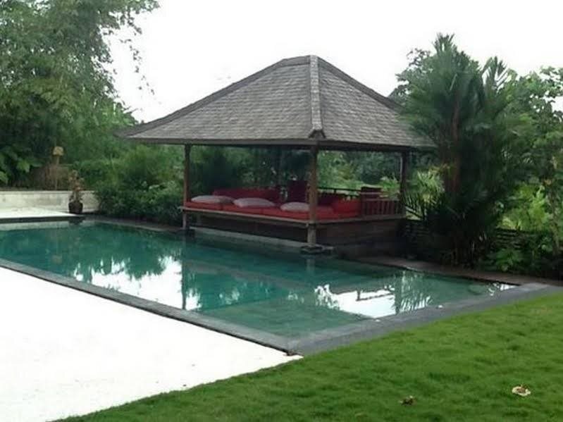 Сепака: Villa Batu Putih