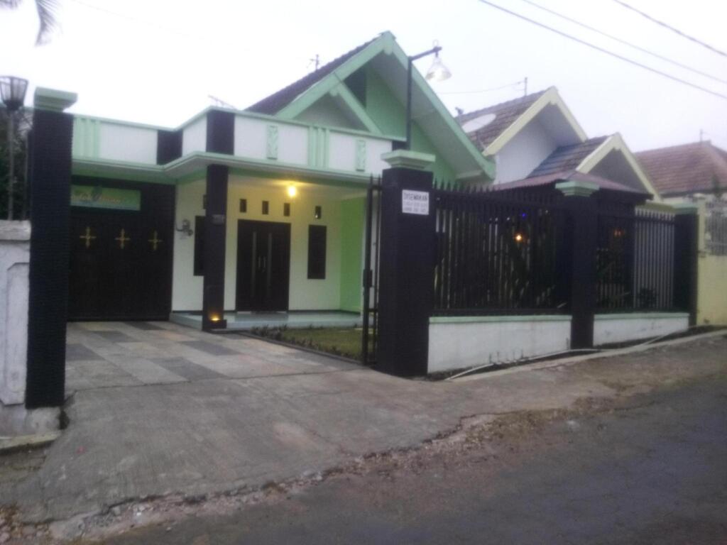 Бату: Villa Keluarga "Pondok Daun"
