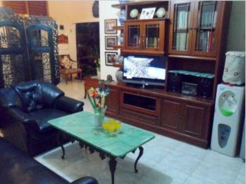 Депок: Raras Family House