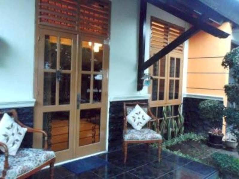 Депок: Raras Family House