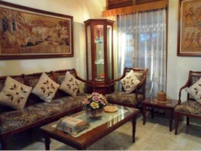 Депок: Raras Family House