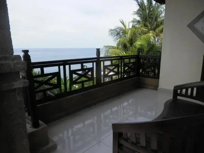 Бунутан: Sunshine Beach Bungalows and Restaurant