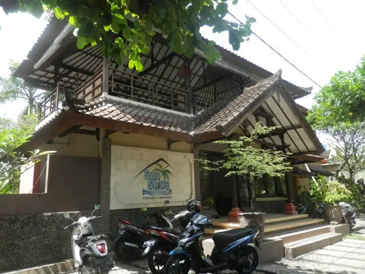 Бунутан: Sunshine Beach Bungalows and Restaurant