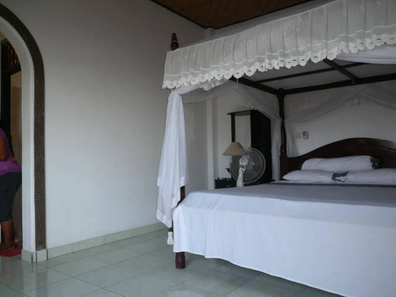 Бунутан: Cest Bon Cafe and Homestay