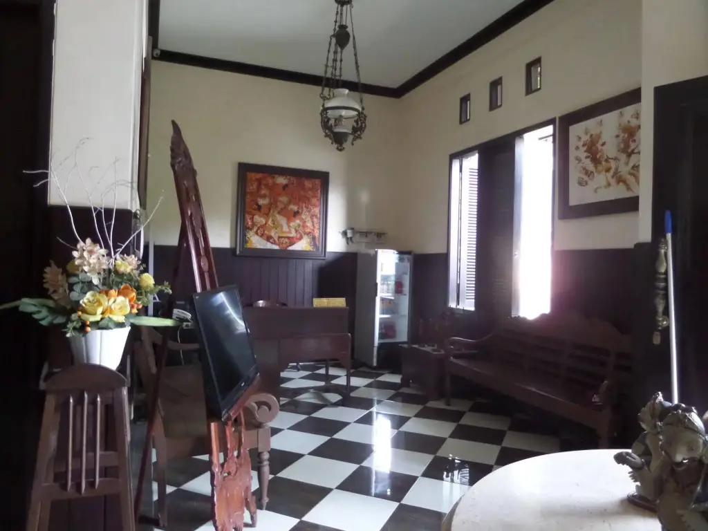 Маланг: De Clove Guest House