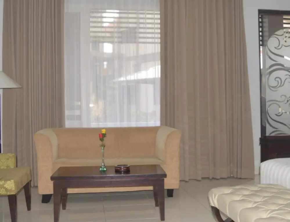 Рутенг: Sindha Hotel