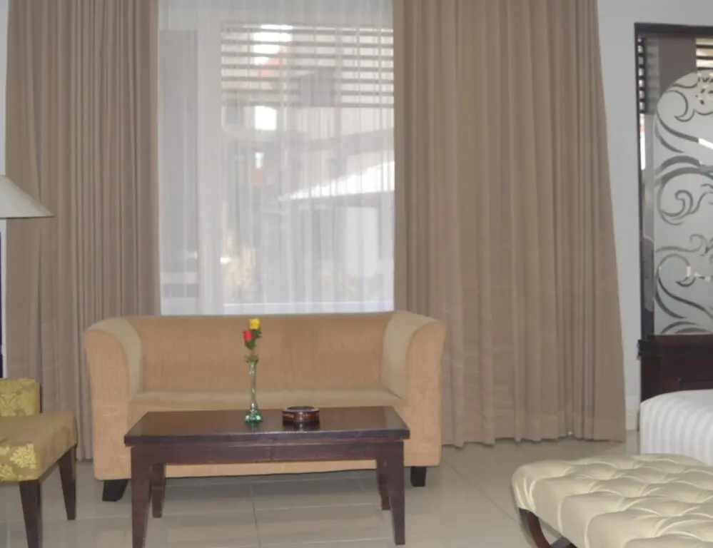 Рутенг: Sindha Hotel