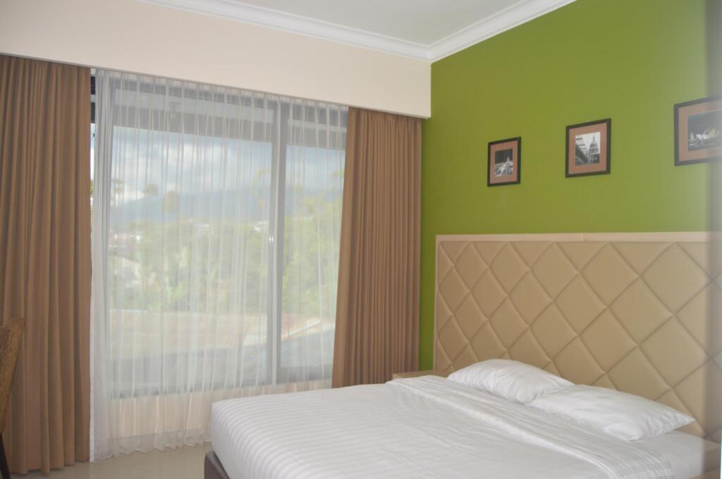 Рутенг: Sindha Hotel