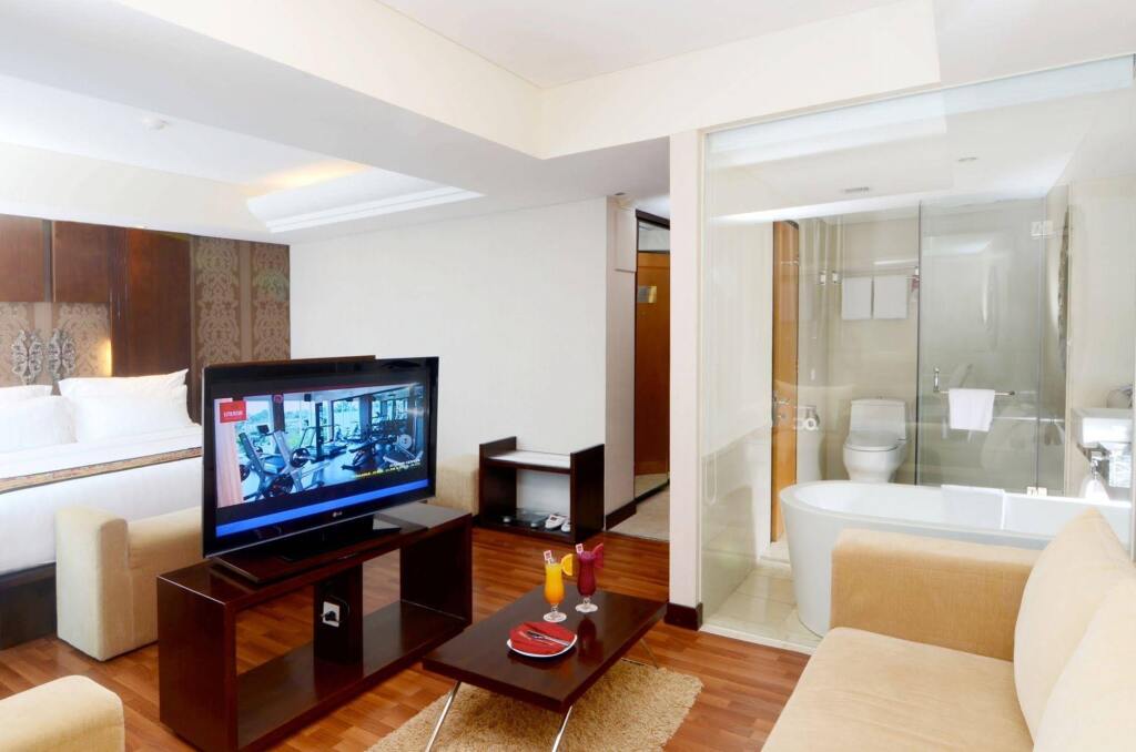 Бандар-Лампунг: Emersia