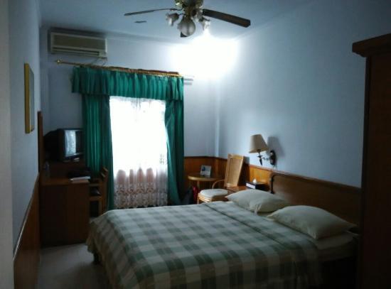 Таракан: Samkho Hotel