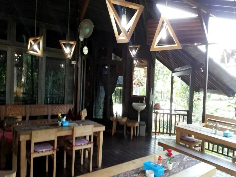 Танджунг Редеб: [Deact] Rumah Kedaung Guest House & Cafe