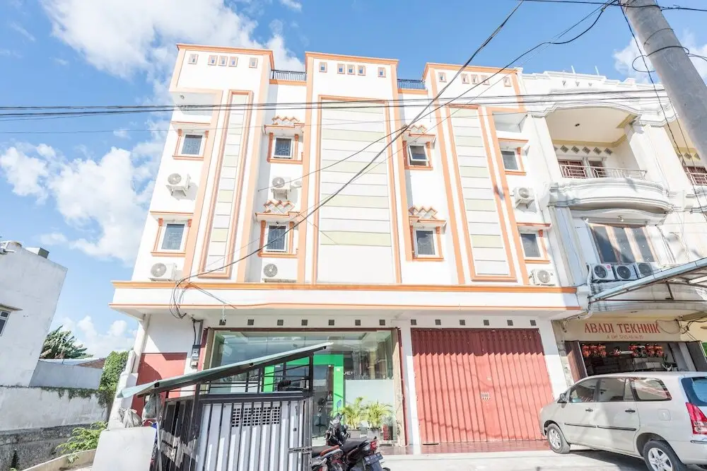 Палу: Airy Tatura Emmy Saelan 33 Palu