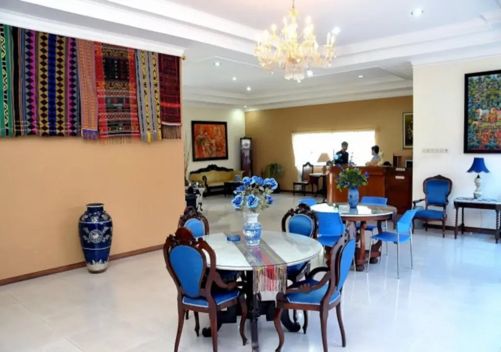 Маланг: Hotel Armi