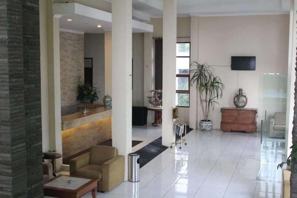 Бату: De View Hotel