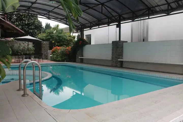 Бату: De View Hotel