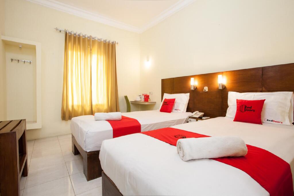 Сурабая: RedDoorz near Marvel City Mall