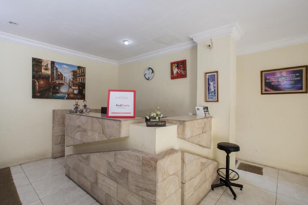 Сурабая: RedDoorz near Marvel City Mall