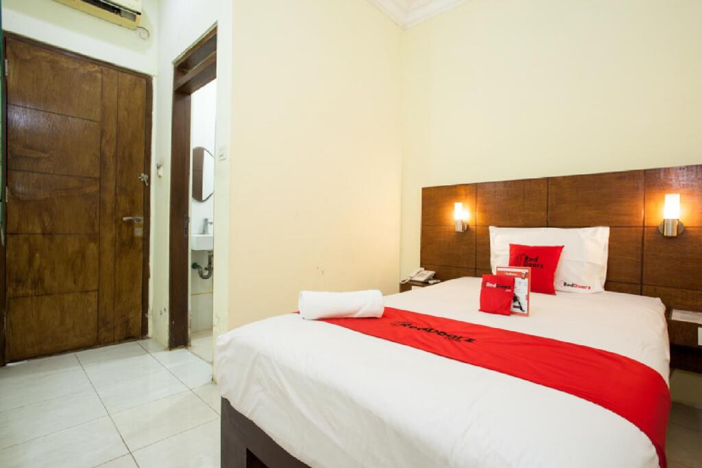 Сурабая: RedDoorz near Marvel City Mall