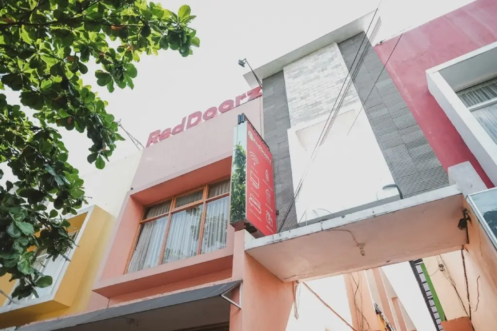 Джокьякарта: RedDoorz near Plaza Ambarukmo
