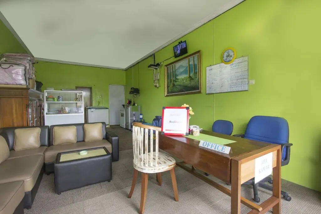 Джокьякарта: RedDoorz near Plaza Ambarukmo