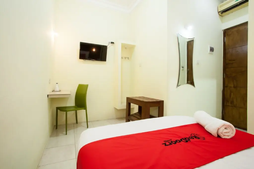 Сурабая: RedDoorz near Rungkut Industry