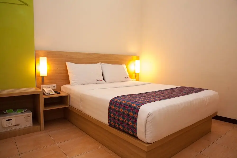 Сурабая: RedDoorz near Kawasan Industri SIER