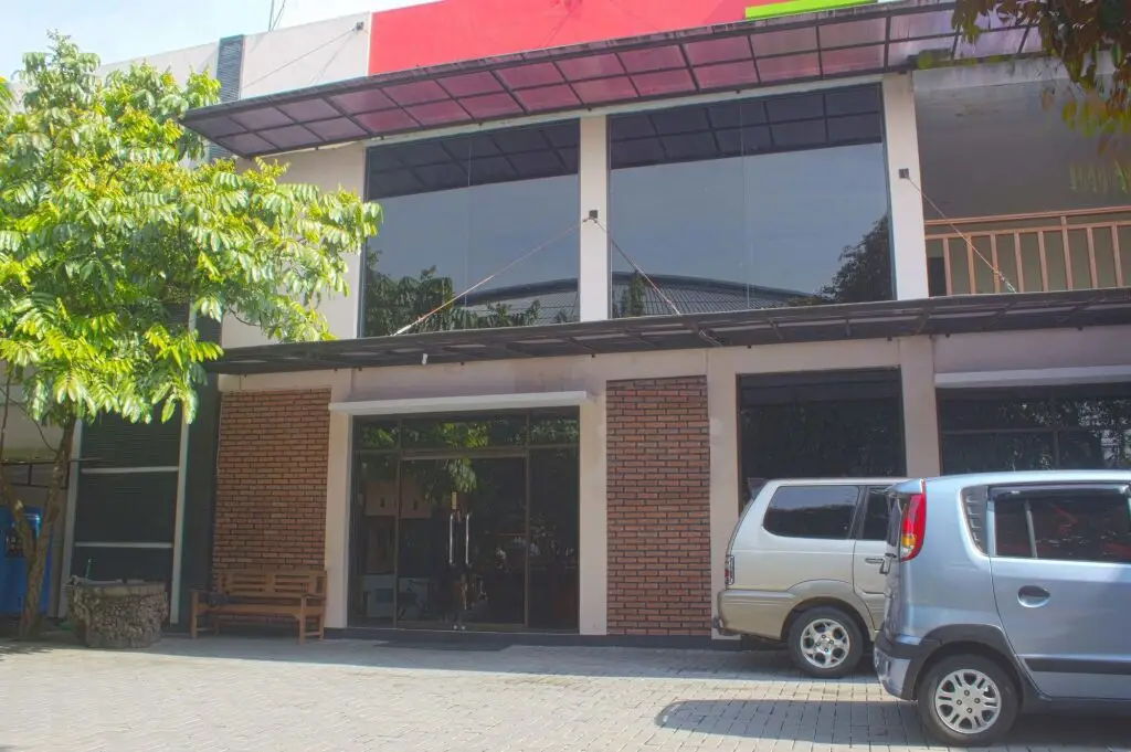 RedDoorz Plus near Stadion Mandala Krida — фото 1
