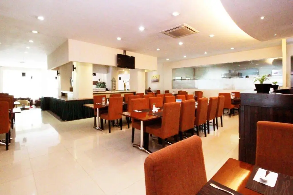 Паданг: Daima Hotel