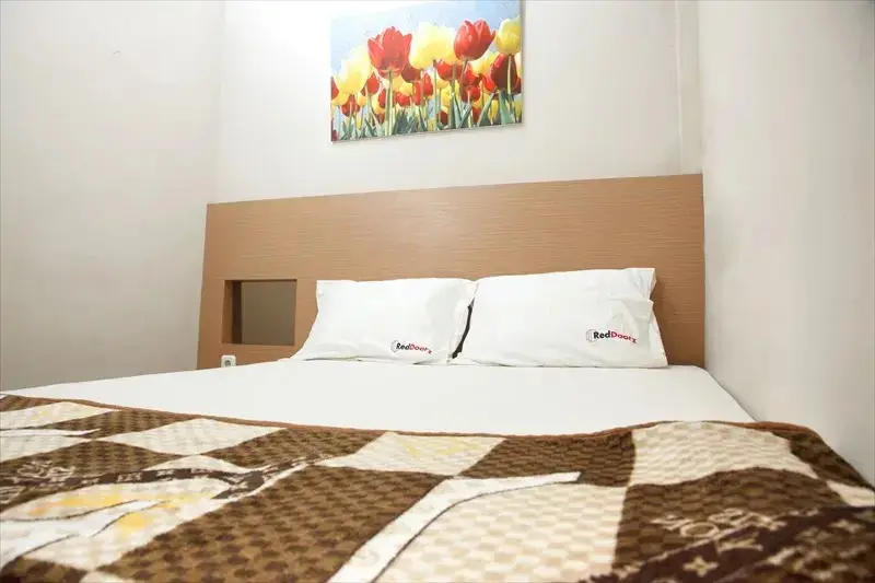 Сурабая: RedDoorz @ Dukuh Kupang Timur